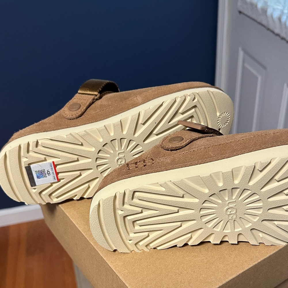 UGG Goldenstar Clog NWT - Picture 2 of 7